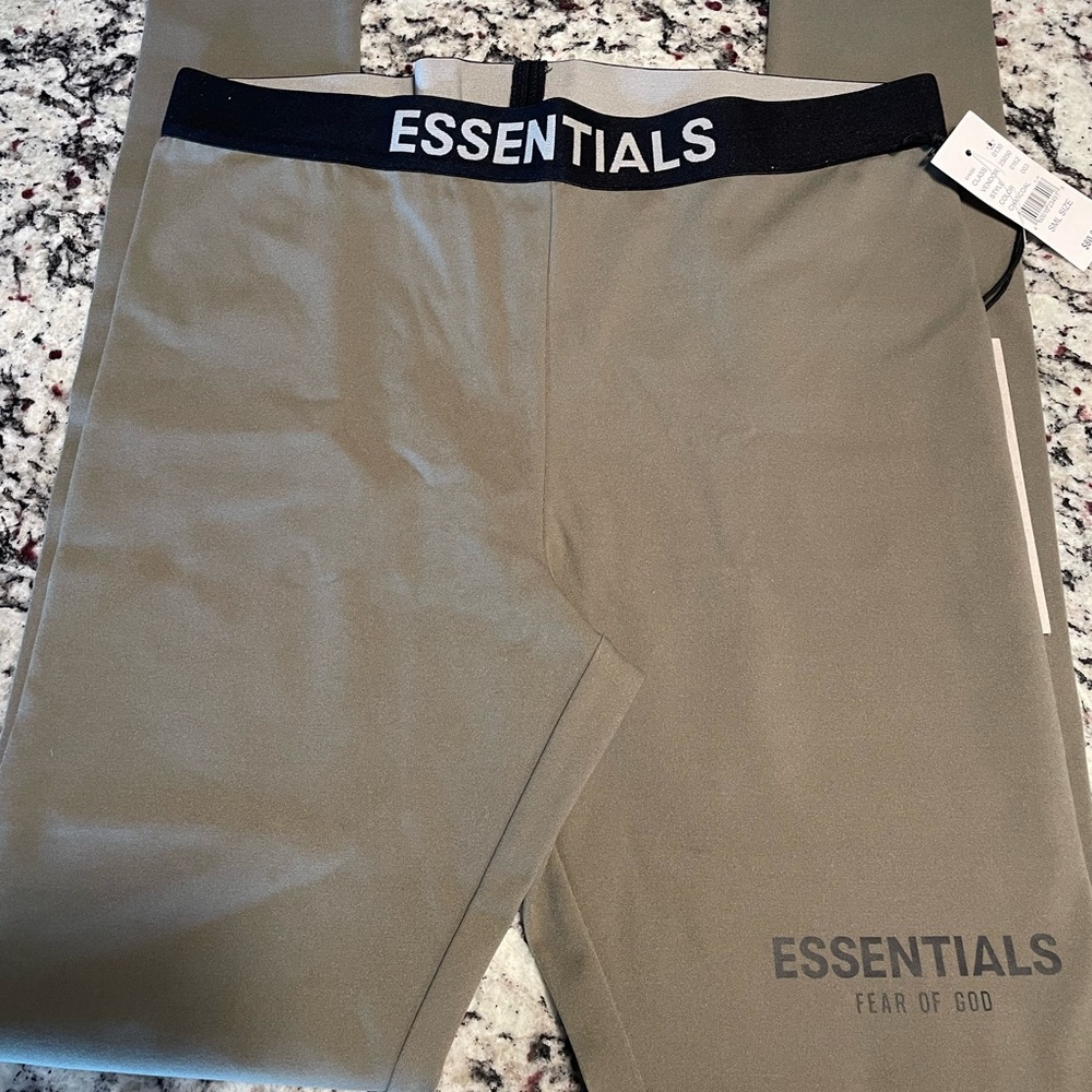 Essentials Women’s Leggings